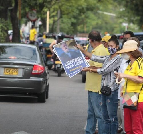 manifestacion a favor de ALVARO URIBE