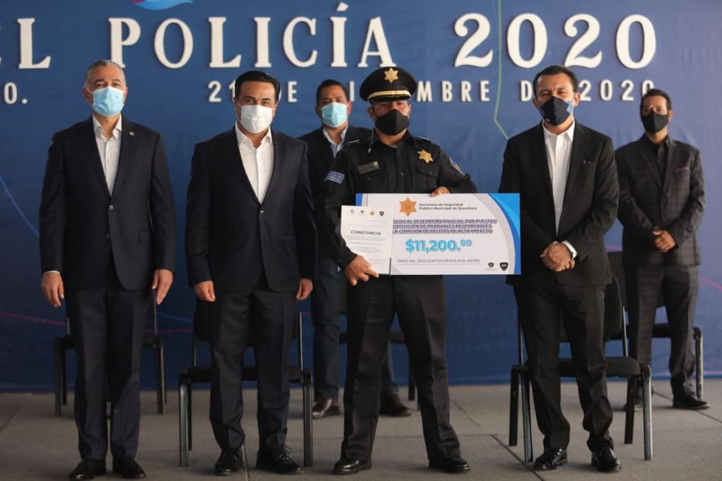 El Presidente Municipal de Querétaro, Luis Nava, entregó estímulos y reconocimientos a 158 elementos de la Secretaría de Seguridad Pública Municipal.
