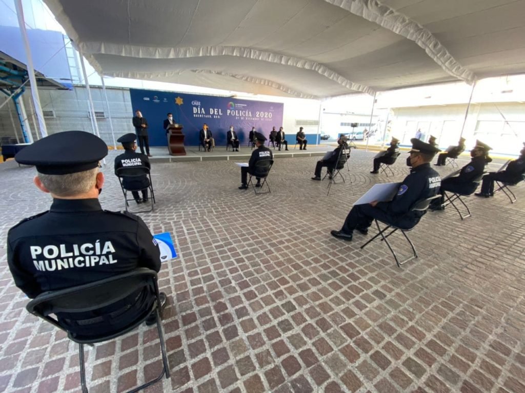 El Presidente Municipal de Querétaro, Luis Nava, entregó estímulos y reconocimientos a 158 elementos de la Secretaría de Seguridad Pública Municipal.