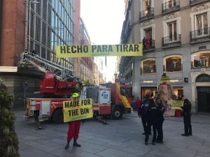 Las autoridades acordonan la zona en la que activistas de Greenpeace han protestado con motivo del Black Friday en la plaza de Callao. EFE/Antonio López