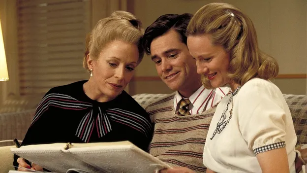 En el mundo de Truman, todo el mundo es, de hecho, un actor, desde su madre (Holland Taylor, a la izquierda) hasta su esposa (Laura Linney, a la derecha) (Crédito: Alamy)